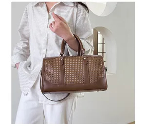 Detailopname van de stijlvolle bruine leren tas met opvallend opengewerkt patroon en design.