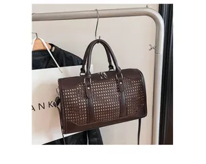 Bruine vintage opengewerkte schoudertas, grote duffel reistas voor stijlvolle dames.