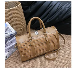 Bruine geperforeerde handtas stijlvolle retro holle schoudertas voor casual reizen