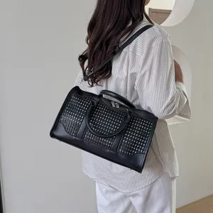 Zwarte geperforeerde schoudertas grote capaciteit modieuze shopper casual reistas.