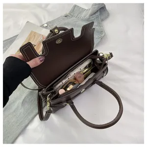 Gedetailleerd top-down uitzicht op de binnenkant van een stijlvolle bruine retro handtas.