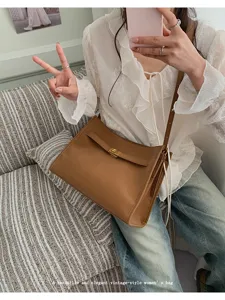Borsa a tracolla da donna marrone in stile vintage con elegante chiusura metallica