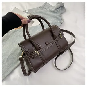 Elegante bruine vintage handtas met contraststiksels en stijlvolle metalen details.