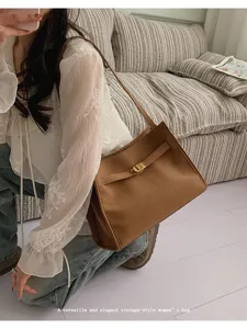 Borsa a spalla donna marrone stile vintage grande capacita borsa con chiusura metallica