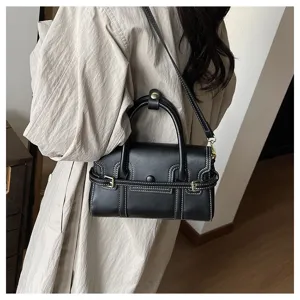 Elegante zwarte dames leren handtas met mooi contrast stiksels en handige schouderband.