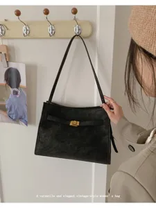 Borsa a tracolla vintage nera versatile da donna, design elegante con serratura in metallo.
