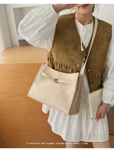 Dettaglio della borsa a tracolla minimalista da donna in tinta unita con elegante chiusura a gancio.