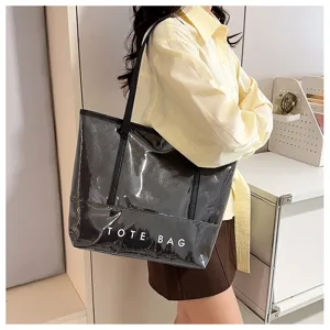 Detailansicht der schwarzen glänzenden wasserdichten PVC-Tasche mit großem Fassungsvermögen.