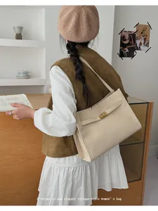 Dettaglio di una borsa a tracolla vintage da donna con elegante cinturino con fibbia.