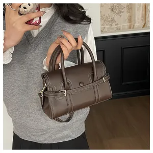 Retro bruine handtas met prachtige contrasterende stiksels en elegant design voor dagelijks gebruik.