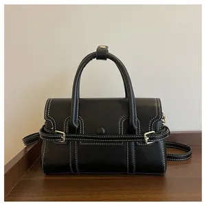 Zwarte lederen handtas met contraststiksels en metalen gesp. Elegante schoudertas voor werk.