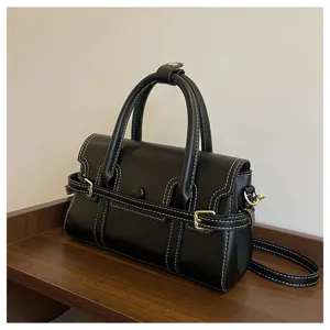 Gedetailleerd overzicht van de zwarte retro lederen handtas met witte stiksels en metalen.