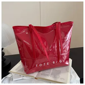 Modische rote wasserdichte PVC-Einkaufstasche mit grossem Fassungsvermoegen fuer Alltag.