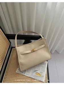 Dettaglio borsa a tracolla donna monocolore minimalista, elegante borsa da lavoro.