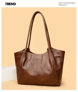 Detailopname van de vintage bruine lederen tote tas, met fijne textuur en sterke naden.