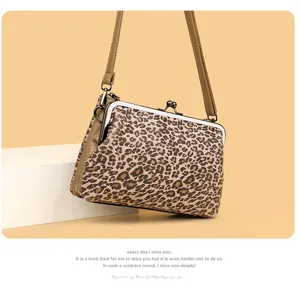 Borsa a tracolla con stampa leopardata e chiusura a bacio, elegante borsa in pelle.