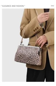 Primo piano della borsa vintage con stampa leopardata e chiusura a bacio, tessuto e dettagli metallici.