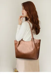 Gedetailleerd zijdezicht van een stijlvolle bruine retro tote tas getoond door het model.