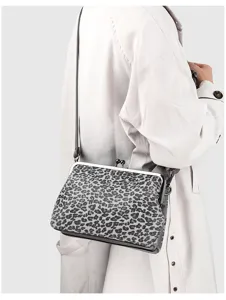 Dettaglio borsa a tracolla con stampa leopardato, elegante borsa da donna con chiusura metallica.