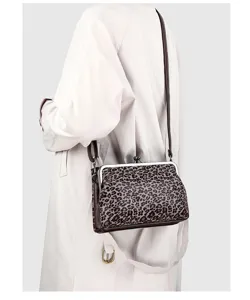 Vista dettagliata della borsa a tracolla elegante con stampa leopardata e chiusura a bacio.