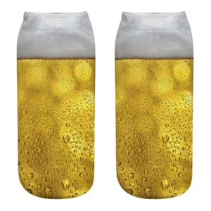Détail en gros plan de chaussettes à imprimé bière 3D avec mousse réaliste et gouttes d'eau.