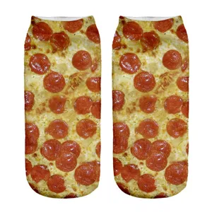 Dettaglio in primo piano di calzini divertenti con stampa pizza salame 3D, tessuto colorato.