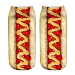 Primo piano di calzini stampati hot dog 3D, dettagli realistici del design alimentare.