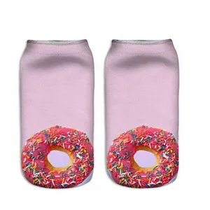 Dettaglio calzini corti stampati 3D ciambella con simpatici calzini rosa per uso quotidiano.