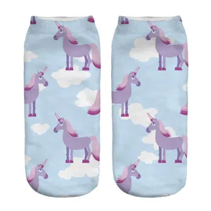Dettaglio delle calze corte con stampa di unicorno e nuvole su tessuto azzurro chiaro.