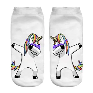 Süße kurze Socken mit Einhorn-Druck und einem lustigen tanzenden Motiv für den Alltag.