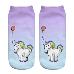 Dettaglio in primo piano di calzini corti con stampa unicorno e vivace sfumatura.