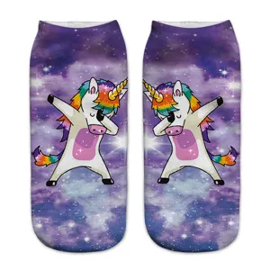 Lustige 3D bedruckte Einhorn Kurzsocken mit farbigem Galaxie Hintergrund für den Alltag.