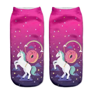 Dettaglio calzino con stampa unicorno e ciambella, vivace design rosa sfumato.