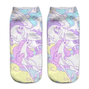 Vista detallada de calcetines cortos con estampado 3D de unicornio en tonos pasteles.