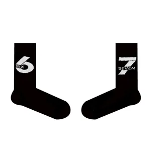Comode calze in morbido cotone per coppie con motivi jacquard dei numeri sei e sette.