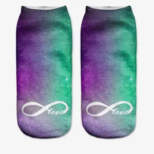 Calzini corti stampati in 3D da donna con sfumatura galassia viola e verde e design infinito.