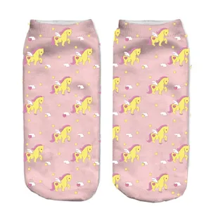 Vista dettagliata di calzini rosa con stampa unicorno, cavalli alati e stelle carine.