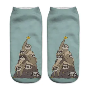 Nahaufnahme von niedlichen Faultier Weihnachtsbaum 3D Druck Knöchelsocken in Hellblau.