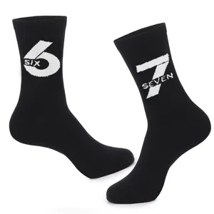 Calzini in cotone jacquard nero con numeri 6 e 7, calzini casual di coppia dettaglio.