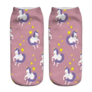 Dettaglio calzini corti rosa con stampa unicorno e stelle, simpatico design casual da indossare ogni giorno.