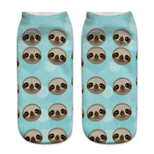 Nahaufnahme von 3D-gedruckten süßen Faultier Mustern Socken, bequeme Alltagsdetails.
