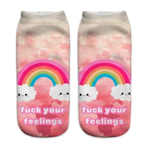Detalle de calcetines cortos con estampado de nube rosa y arcoíris con diseño 3D.