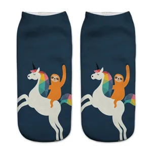 Unisex 3D gedruckte Neuheit Socken mit einem süßen Faultier reitenden Einhorn Design.