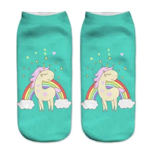 Calzini corti stampati con unicorno e arcobaleno, colore ciano brillante, tessuto morbido.