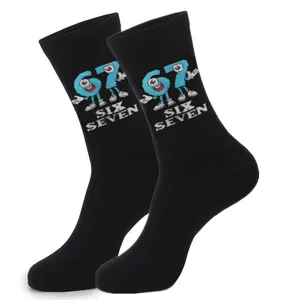 Calzini in cotone nero da uomo e donna con simpatico motivo jacquard numero 67 chic.
