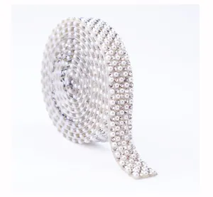 Detailopname van parel strass rand, sprankelende kralen en kristallen voor DIY knutselwerk en mode.