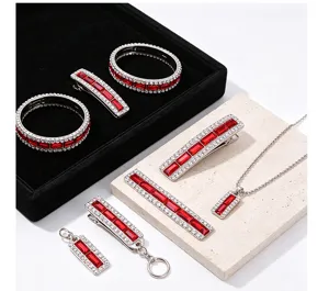 Détail de parure de bijoux en strass cristal rouge, bracelets et pinces à cheveux.