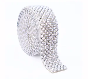 Detailopname van sprankelende strass en parel lint voor creatieve DIY handwerk decoratie.