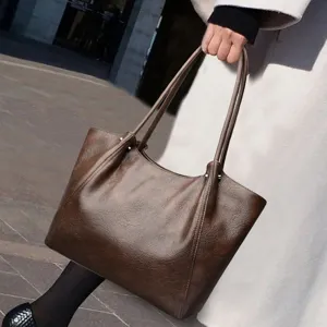 Stijlvolle bruine lederen shopper voor dames, grote schoudertas voor werk en dagelijks.