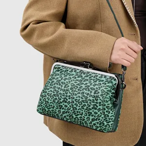 Borsa a tracolla elegante da donna con stampa leopardata e chiusura metallica chic.